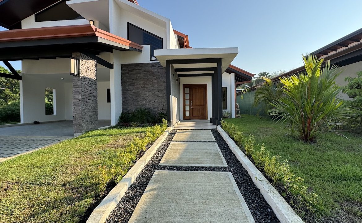 3 BEDROOM HOME IN CENTRAL UVITA